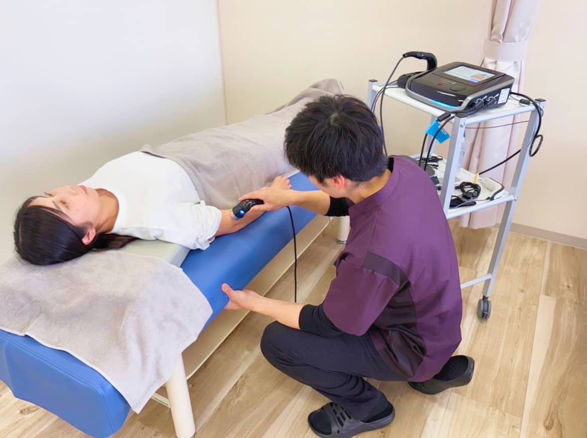 施術を受けている患者と施術者
