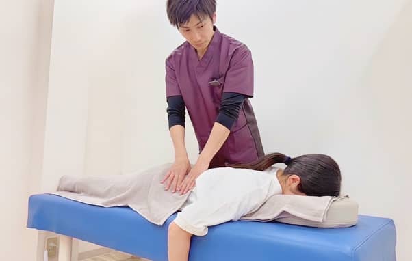 施術ベッドで施術を受けている様子